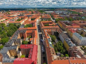 Simrishamnsgatan är en livlig gata på Möllevången i Malmö. Här finns restauranger, kaféer, grönsakshandlare och butiker. I bortre (östra) änden möter den Jesusparken och Nobelvägen. Flygfoto: ©2016 Marko T Wramén/Flygfilmfoto
