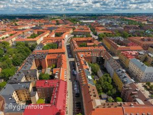 Simrishamnsgatan är en livlig gata på Möllevången i Malmö. Här finns restauranger, kaféer, grönsakshandlare och butiker. I bortre (östra) änden möter den Jesusparken och Nobelvägen. Flygfoto: ©2016 Marko T Wramén/Flygfilmfoto