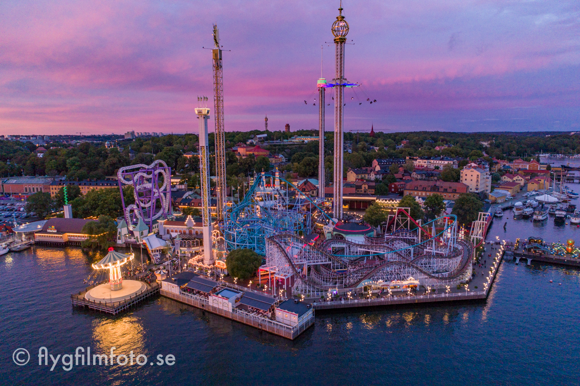 Vacker sommarhimmel över Gröna Lund - Flygfilmfoto