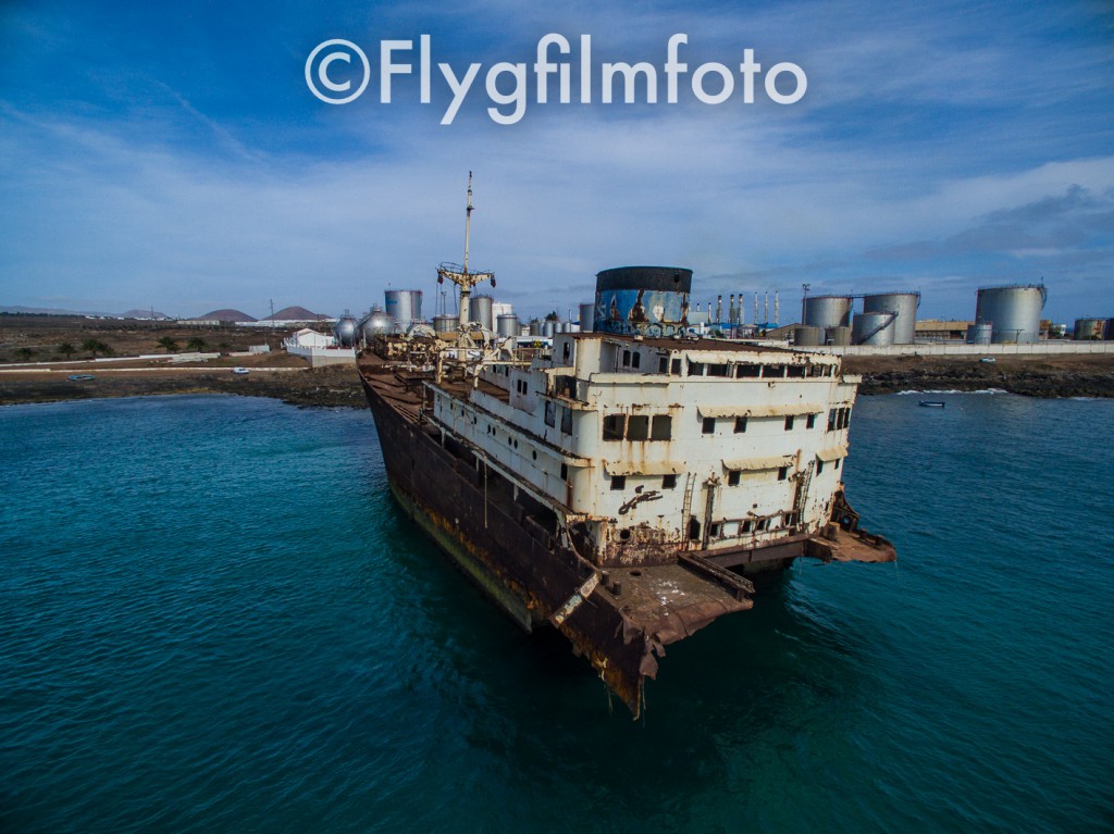 shipwreck, wreck, vrak, skeppsvrak, fartyg, båt, ship, vessel, boat, cargoship, lastfartyg, på grund, aground, navigation, navigation, drönare, drone, uav, flygfoto, flygbild, flygfilmfoto, aerial, aerial photography, dpi, p3p, phantom3