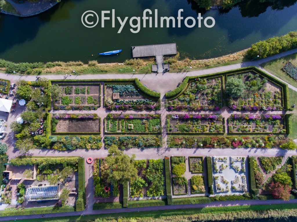 Slottsparken, Slottsträdgården, Malmö, park, parker, kanal, väderkvarn, mölla, grönska, träd, trädgård, damm, malmö, drönare, flygfoto, flygbild, flygfilmfoto, drone, aerial, aerial photography, dii, phantom4, garden, castle garden, flowers, blommor