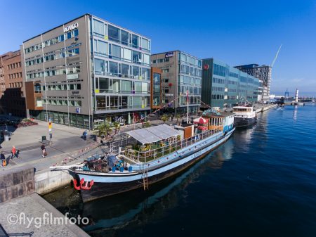 Vid Anna Lindhs plats i Malmö hamn ligger vackra teaterfartyget Blå Båten (och systerfartyget Tintin). Här finns också en rad kontor, bland annat för Länsförsäkringar, KPMG, Acando, Celemi och Centric. Bakom sträcker gröna Orkanen ut sig, Malmö Högskolas byggnad med bibliotek. Flygfoto: @2016 Marko T Wramén/Flygfilmfoto